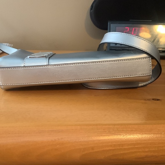 NWT DKNY silver cross body bag I CAN MEASURE FOR YOU ! - Picture 6 of 8